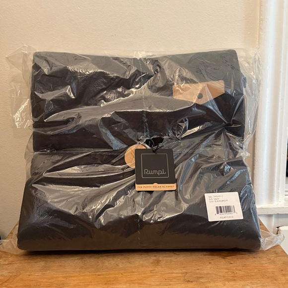 Rare New Rumpl Polar Blanket - Black Cardiff - Pocket Snap Fleece Blanket - Picture 2 of 6